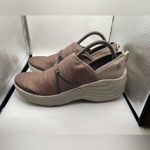 Bzees Zing women’s Brown Slip-On platform loafers size 11